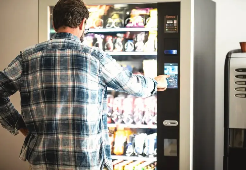 Snack vending machine